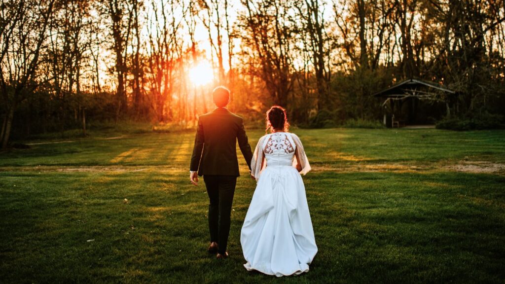 wedding couple walking into the sunset